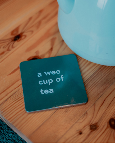 Una pequeña taza de posavasos de té