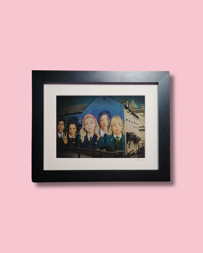 Derry Girls Wandbild – gerahmter Fotodruck